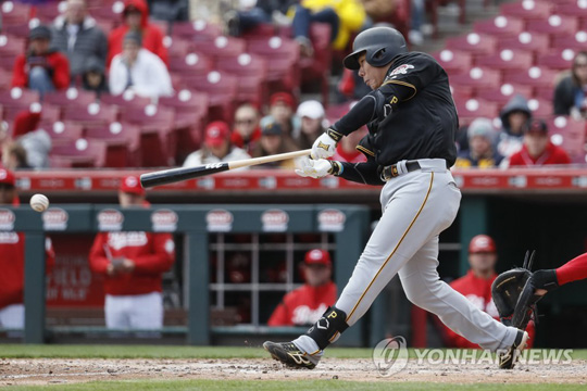 (신시내티[미 오하이오주] AP=연합뉴스) 강정호(피츠버그 파이리츠)가 지난달 31일(현지시간) 미국 오하이오주 신시내티 그레이트 아메리칸 볼파크에서 열린 2019 미국프로야구 메이저리그(MLB) 신시내티 레즈와의 경기 9회에 자레드 휴스를 상대로 2루타를 치고 있다. 강정호는 이날 6번 타자 3루수로 선발 출전, 시즌 첫 2루타를 터뜨리며 4타수 1안타 1볼넷 1삼진을 기록했다. 피츠버그의 5-0 승리.