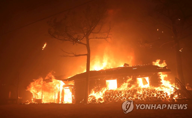 (고성=연합뉴스) 오후 7시 17분께 강원 고성군 토성면 원암리 한 주유소 맞은편 도로변 변압기에서 시작된 것으로 추정되는 불이 나 한 식당이 불타고 있다.