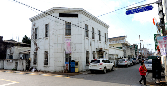 충남 논산시 화지동 화지시장 한방특화거리에는 아직도 일제강점기 당시 지어진 근대식 건물들이 즐비하다. 정면으로 보이는 2층짜리 흰색 건물이 논산 최초의 서양식 병원인 ‘자생원’ 건물이다.  김낙중 기자 sanjoong@