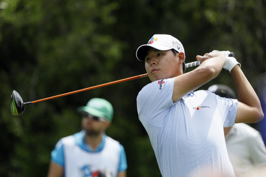 김시우가 5일 오전(한국시간) 미국 텍사스주 TPC 샌 안토니오-AT&T오크스에서 열린 PGA투어 발레로텍사스오픈 1라운드 9번 홀에서 티샷을 하고 있다.  USA투데이 연합뉴스