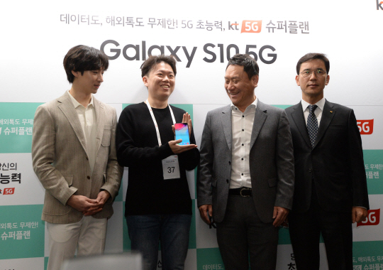 5일 오전 서울 서초구 나인로드피제리아 강남점에서 열린 ‘KT, 갤럭시 S10 5G 론칭 행사’에서 1등 경품 당첨자 오원창(왼쪽 두 번째) 씨가 5G 단말기를 들고 영화배우 이제훈(〃 첫 번째) 씨 등과 포즈를 취하고 있다.