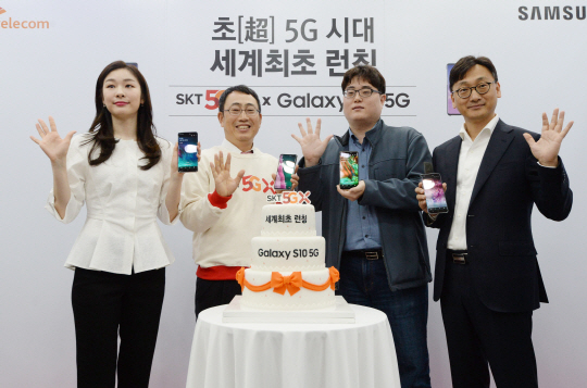 5일 오전 서울 강남구 ‘T월드 강남직영점’에서 열린 삼성전자 ‘갤럭시 S10 5G’ 개통 기념식에서 ‘피겨 여왕’ 김연아(왼쪽 첫 번째) 선수와 유영상(〃 두 번째) SK텔레콤 MNO 사업부장 등이 기념촬영을 하고 있다.