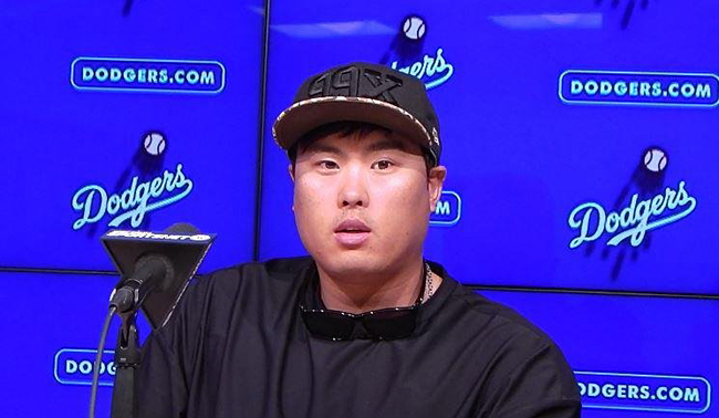 (로스앤젤레스=연합뉴스) ‘코리안 몬스터’ 류현진이 3일(한국시간) 미국 캘리포니아주 로스앤젤레스 다저스타디움에서 열린 2019 메이저리그 정규리그 샌프란시스코(SF) 자이언츠와의 홈경기에 선발 등판해 7이닝 2실점 호투해 시즌 2승을 달성한 뒤 인터뷰하고 있다. 2019.4.3