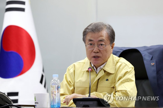 (서울=연합뉴스) 문재인 대통령이 5일 오전 0시부터 47분까지 국가위기관리센터에서 강원도 고성군 인제군 산불 관련해 중앙재난대책본부, 국방부, 소방청, 속초시 등 관계기관으로부터 긴급상황보고를 받은 뒤 총력대응을 지시하고 있다. 2019.4.5 [청와대 제공]