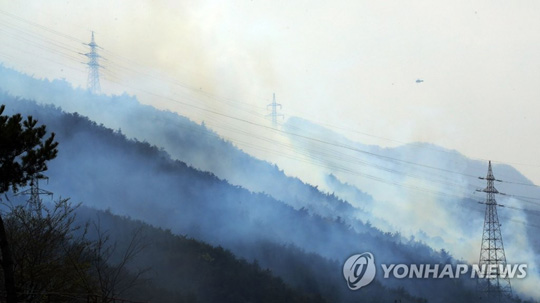 (강릉=연합뉴스)  강원 고성·속초 일대 산불 발생 이틀째인 5일 오후 강릉시 옥계면 인근 야산에서 연기가 나고 있다. 2019.4.5