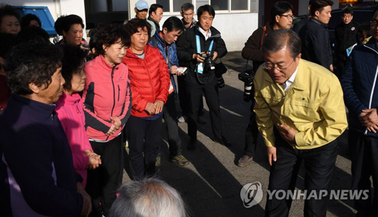 (속초=연합뉴스) 문재인 대통령이 5일 산불로 인해 피해를 입은 강원도 속초시 장천마을을 방문해 피해 주민들의 이야기를 듣고 있다