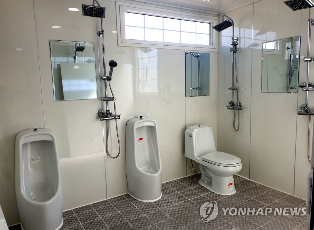 ‘화장실인가 샤워장인가’ 부랴부랴 뒷수습[연합뉴스 자료사진]