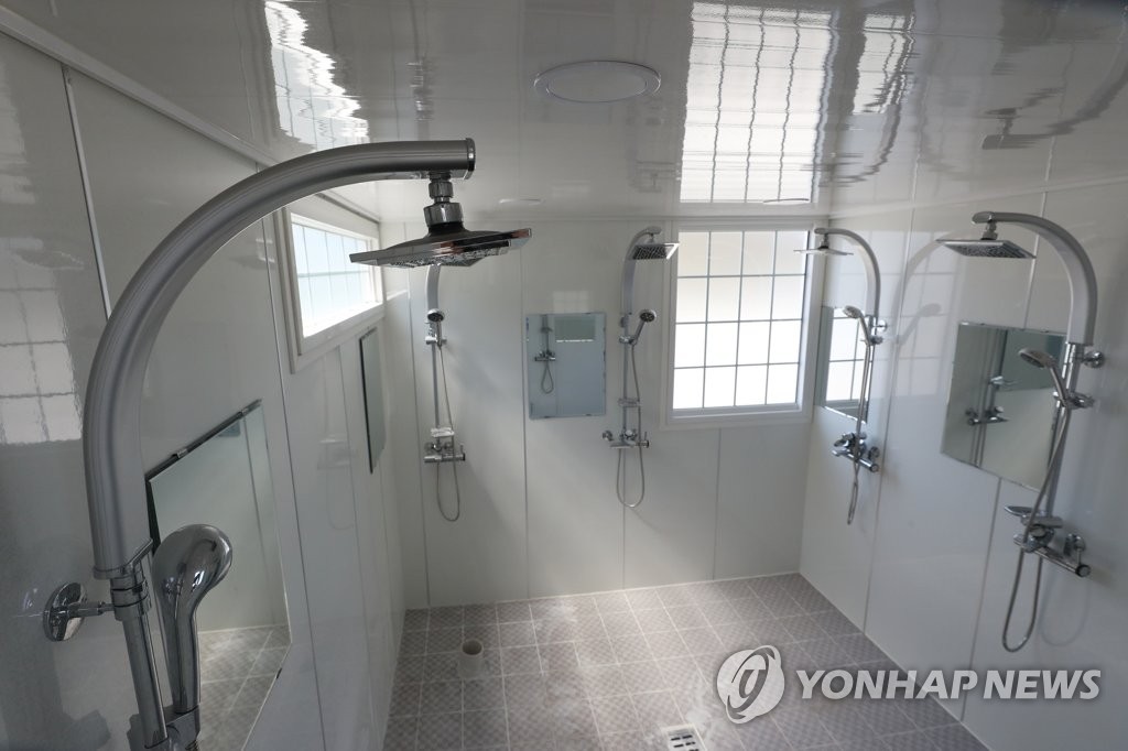 화장실에서 샤워장으로 바뀐 현장[연합뉴스 자료사진]