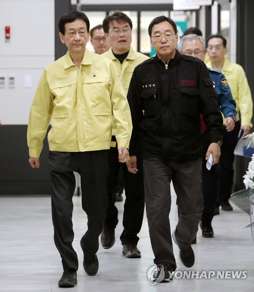 진영 신임 행정안전부 장관(왼쪽)이 6일 오전 강원 속초 보광병원 장례식장에서 이번 고성·속초 산불로 숨진 김모씨의 빈소를 조문하기 위해 빈소로 향하고 있다. 가족여행 차 제주도에 머무르다 화재 발생 15시간 만에 속초시청 상황실에 모습을 드러낸 김철수 속초시장(오른쪽)은 누리꾼의 찬반논쟁을 불러일으켰다. (속초=연합뉴스)