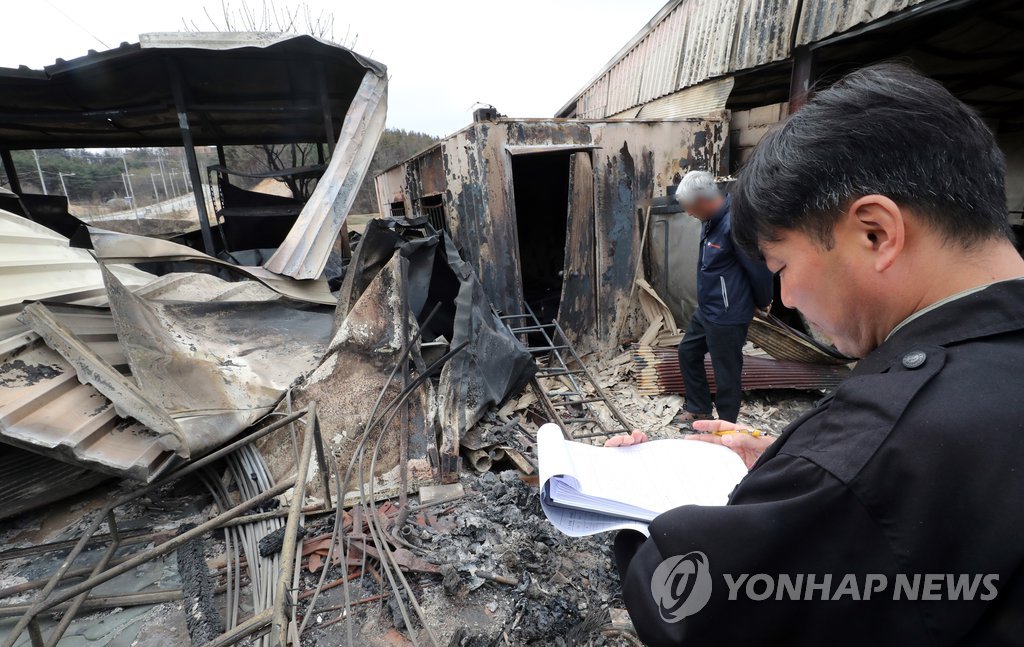 6일 오전 속초시청 공무원들이 산불로 피해를 본 장사동 장천마을을 찾아 피해조사를 하고 있다