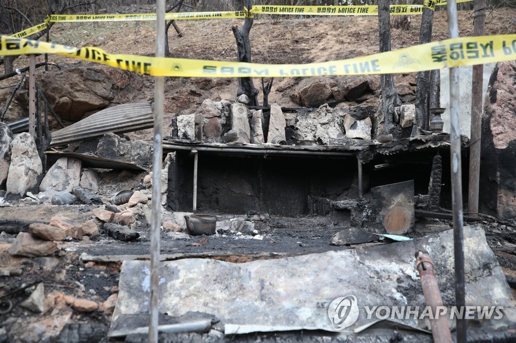 강원도 강릉·동해시 일대 산불의 발화 지점으로 추정되는 강릉시 옥계면 남양리의 주택 인근에서 경찰이 관계기관과 합동 감식을 벌였다. 주민들에 따르면 이 장소는 평소 기도를 드리는 신당으로 알려졌다. 사진은 출입통제를 위해 폴리스라인을 설치한 모습.