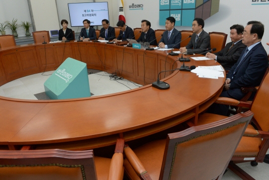 하태경·권은희·이준석 최고위원 등이 불참한 가운데 8일 오전 국회에서 열린 바른미래당 최고위원회의에서 손학규(왼쪽 다섯 번째) 대표가 모두발언을 하고 있다.