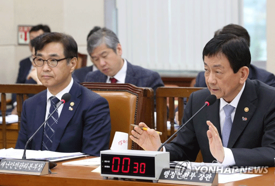 (서울=연합뉴스) 진영 행정안전부 장관(오른쪽)과 류희인 재난안전관리본부장이 9일 국회에서 열린 행정안전위원회 전체회의에 참석, 의원들의 질의에 답변하고 있다.