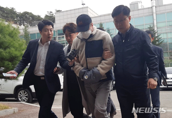 【수원=뉴시스】 지난 8일 마약류 관리에 관한 법률 위반 혐의로 체포된 방송인 하일(미국명 로버트 할리)씨가 9일 오전 경기남부지방경찰청에 조사를 받기 위해 압송되는 모습.