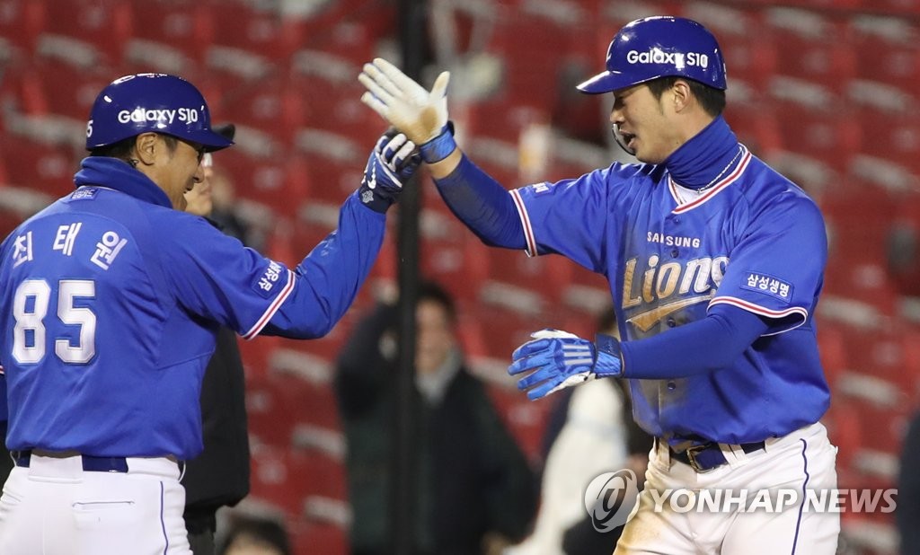 (서울=연합뉴스) 10일 오후 서울 잠실야구장에서 열린 프로야구 삼성 대 LG 경기. 7회 초 2사 1, 2루 때 2타점 3루타 쳐 동점을 만든 이학주가 최태원 코치와 손바닥을 부딪치고 있다.