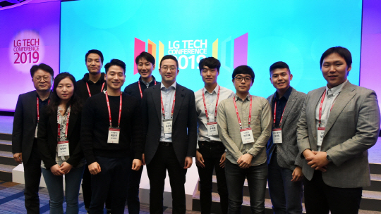 구광모(앞줄 가운데) LG 회장이 지난 6일 미국 샌프란시스코에서 열린 ‘LG테크컨퍼런스 2019’에서 이·공계 석·박사 인재들과 기념촬영을 하고 있다.  LG그룹 제공