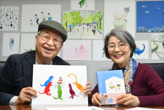 이찬재·안경자 부부가 세계적으로 화제가 된 인스타그램 ‘drawings_for_my_grandchildren’에 올렸던 그림들에 대해 이야기하며 활짝 웃고 있다.  신창섭 기자 bluesky@