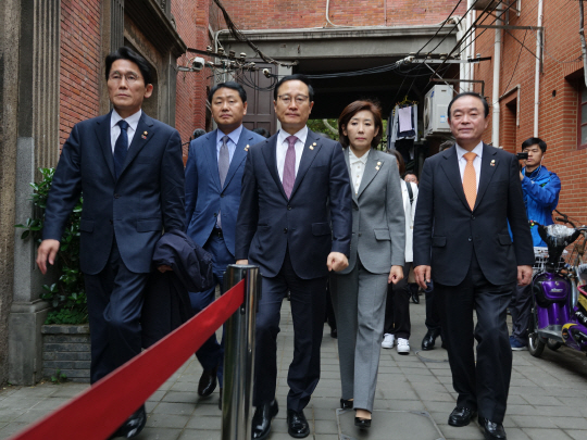 대한민국 임시정부 수립 및 임시의정원 개원 100주년을 맞아 중국을 방문한 여야 원내대표단이 11일 상하이(上海) 임시정부 청사 기념관으로 들어서고 있다. 왼쪽부터 윤소하 정의당·김관영 바른미래당·홍영표 더불어민주당·나경원 자유한국당·장병완 민주평화당 원내대표.  연합뉴스