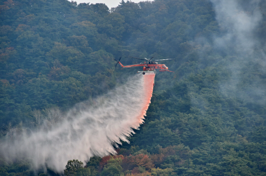 지난해 11월 충북 충주시 소태면 응주산 일원에서 산림청 산림헬기가 산불진화 합동훈련을 하고 있다.  산림청 제공