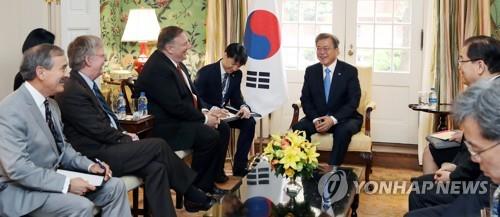 (워싱턴=연합뉴스) 미국을 방문 중인 문재인 대통령이 11일 오전(현지시간) 워싱턴 영빈관에서 마이크 폼페이오 국무장관 등을 만나 이야기하고 있다. 왼쪽부터 해리 해리스 주한미국대사, 존 볼턴 국가안보보좌관, 마이크 폼페이오 국무장관, 문재인 대통령, 정의용 국가안보실장, 김현종 2차장. 2019.4.11