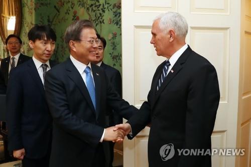 (워싱턴=연합뉴스) 미국을 방문 중인 문재인 대통령이 11일 오전(현지시간) 워싱턴 영빈관에서 마이크 펜스 부통령 등을 만나 반갑게 인사하고 있다. 2019.4.11