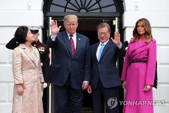 (워싱턴=연합뉴스) 문재인 대통령과 부인 김정숙 여사가 11일 오후 (현지시간) 워싱턴 백악관에 도착해 도널드 트럼프 미국 대통령과 부인 멜라니아 여사와 함께 기념촬영을 하고 있다.