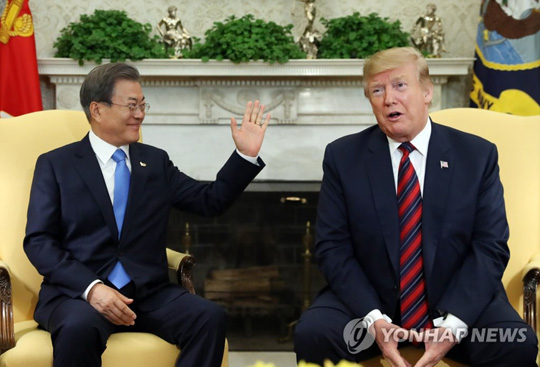 (워싱턴=연합뉴스) 문재인 대통령과 트럼프 대통령이 11일 오후(현지시간) 워싱턴 백악관오벌오피스에서 친교를 겸한 단독회담을 하고 있다. 역대 한국 정상 가운데 대통령 부부가 오벌오피스에 초대받은 것은 이번이 처음으로, 이는 트럼프 대통령의 제안에 따른 것이라고 청와대 관계자는 설명했다. 2019.4.12