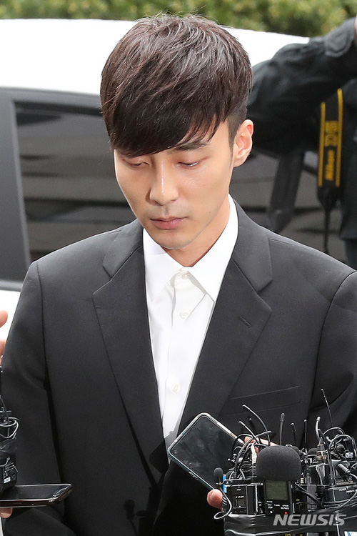 【서울=뉴시스】 음란물 유포 혐의를 받고 있는 가수 로이킴이 10일 오후 서울 종로구 서울지방경찰청에 조사를 받기 위해 들어서며 취재진의 질문에 답변하고 있다. 2019.04.10.