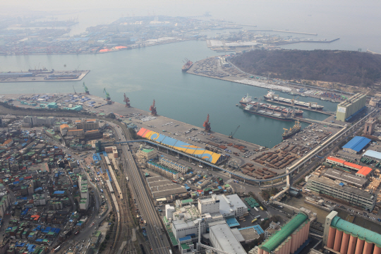 인천 중구 북성동에 위치한 인천항(내항) 8부두 모습. 사진 가운데 산뜻하게 색칠된 건물이 오는 17일부터 20일까지 도시재생 산업박람회가 열리는 상상플랫폼(옛 곡물창고)이다.   인천시 제공
