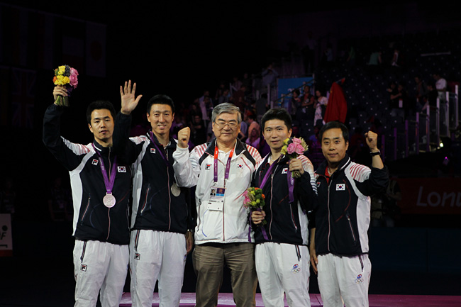 조양호 회장이 2012 런던올림픽 탁구 시상식에서 국가대표들과 함께 기념촬영을 하고 있다.