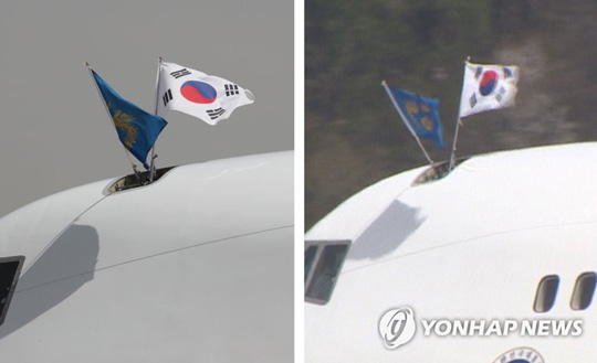 (서울=연합뉴스) 한상균 기자 = 16일 오후 중앙아시아 3개국 순방을 나선 문재인 대통령이 탈 전용기에 태극기가 거꾸로 걸렸다가 출발 전 바로 잡혔다. 문 대통령의 출국 당시 취재단이 촬영한 사진을 보면, 전용기 앞부분에 걸린 태극기의 위아래가 뒤집힌 채 걸려 있었다.(왼쪽) 문 대통령이 전용기에 탑승하기 전에 청와대 비서진이 이를 발견해 바로 잡은 뒤 비행기가 이륙했다.(오른쪽 연합뉴스TV 제공)