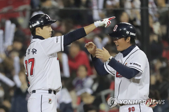 (서울=연합뉴스) 16일 오후 서울 잠실야구장에서 열린 2019 프로야구 두산 베어스와 SK 와이번스의 경기 7회 말 2사 1, 3루. 두산 박건우가 1타점 적시타를 때려낸 뒤 팬들을 향해 손을 들어 인사하고 있다.