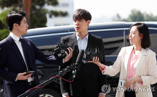 (수원=연합뉴스) 가수 겸 배우 박유천(33) 씨가 17일 오전 마약 투약 혐의에 대한 경찰 조사를 위해 경기도 수원시 경기남부지방청으로 출석하면서 취재진의 질문에 답하고 있다. 박 씨는 앞서 마약 투약 혐의로 체포돼 경찰 수사를 받고 구속 상태로 검찰에 송치된 남양유업 창업주의 외손녀 황하나(31) 씨와 올해 초 필로폰을 구매해 황 씨의 서울 자택 등에서 함께 투약한 혐의를 받고 있다.
