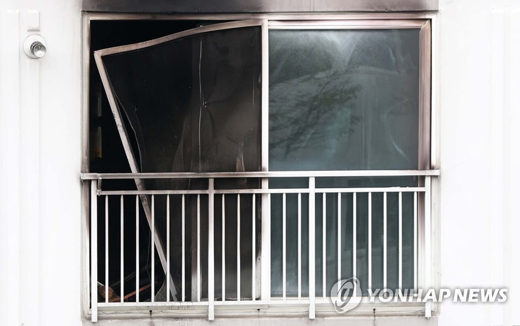 (진주=연합뉴스) 17일 오전 경남 진주시 가좌동 한 아파트서 방화·흉기 난동 사망 사건이 발생해 해당 아파트가 검게 그을려 있다.