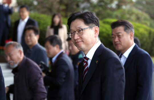 17일 조건부 보석 허가로 풀려난 김경수 경남지사가 18일 오전 경남 창원시 경남도청사로 출근하고 있다.  연합뉴스