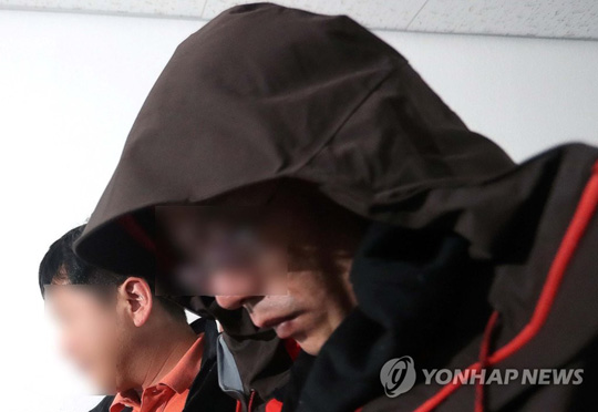 (진주=연합뉴스)  진주 아파트 방화·살해 혐의를 받는 안모(42)씨가 17일 오후 경남 진주경찰서 진술녹화실에서 나오고 있다. 2019.4.17