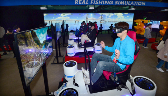 18일 인천항 8부두 옛 곡물창고에서 열리는 2019 도시재생 산업박람회를 찾은 관람객들이 가상현실(VR) 기기를 이용, 가상 드론 조종 체험을 해보고 있다.