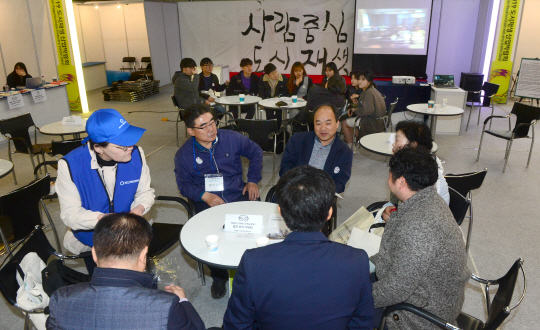 18일 인천항 8부두 옛 곡물창고에서 열리는 ‘2019 도시재생 산업박람회’를 찾은 전국 각지의 마을 활동가들이 도시재생 활동가존에서 경험과 정보를 교환하고 있다.