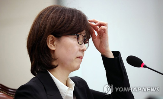 (서울=연합뉴스)  이미선 헌법재판관 후보자가 10일 오전 여의도 국회에서 열린 법제사법위원회 인사청문회에서 머리를 만지고 있다. 2019.4.10