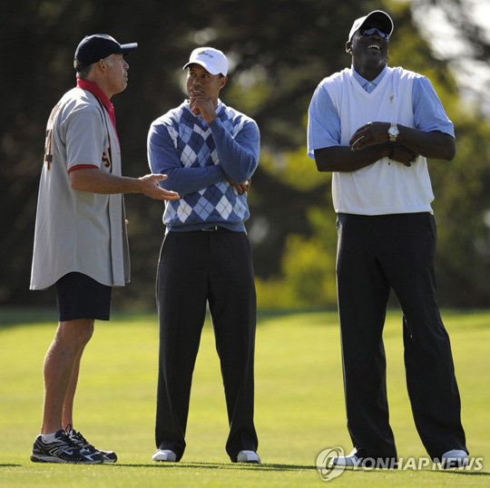 2009년의 조던(오른쪽)과 우즈(가운데). [EPA=연합뉴스]