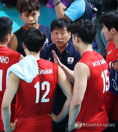 20일 오후(현지시간) 인도네시아 자카르타 겔로라 붕 카르노(GBK) 스포츠 컴플렉스 배구 경기장에서 열린 2018 자카르타ㆍ팔렘방 아시안게임 남자 배구 예선 한국과 대만의 경기. 한국 김호철 감독이 작전을 지시하고 있다. 2018.8.20 (자카르타=연합뉴스)