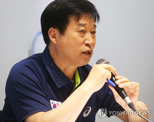 김호철 남자 배구 대표팀 감독이 9일 진천 국가대표선수촌에서 열린 기자회견에서 기자들의 질문에 답변을 하고 있다. 2018.5.9 (진천=연합뉴스)