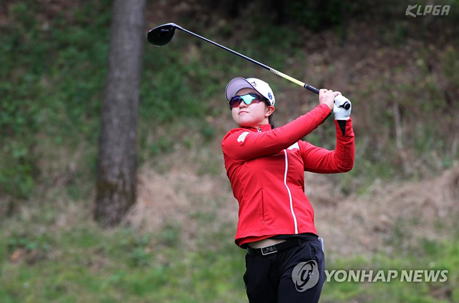 (서울=연합뉴스) 19일 경남 김해 가야 컨트리클럽에서 열린 ‘넥센 세인트나인 마스터즈 2019’ 1라운드에서 이승연이 3번홀 티샷을 하고 있다. 2019.4.19 [KLPGA 제공]