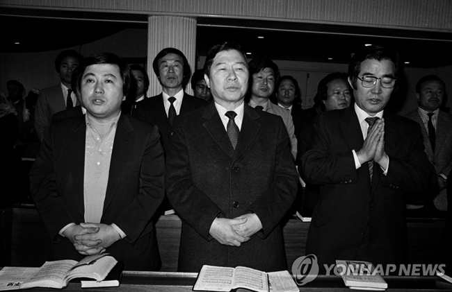 (서울=연합뉴스) 김대중 전 대통령의 장남 김홍일 전 민주당 의원이 20일 오후 5시께 별세했다. 향년 71세.사진은 1985년 3월 10일 서울 서교동 성당의 일요미사에 참석한 김대중 전 대통령(가운데), 김 전 의원(왼쪽)의 모습. 2019.4.20 [연합뉴스 자료사진]