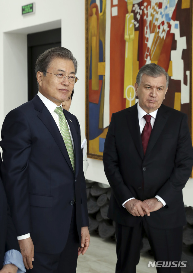 【타슈켄트(우즈베키스탄)=뉴시스】우즈베키스탄을 국빈 방문한 문재인 대통령과 샤프카트 미르지요예프 대통령이 20일 오전(현지시간) 우즈베키스탄 타슈켄트에 위치한 한국문화예술의집 전시장에 전시된 독립운동가들의 작품을 감상하고 있다. 2019.04.20.