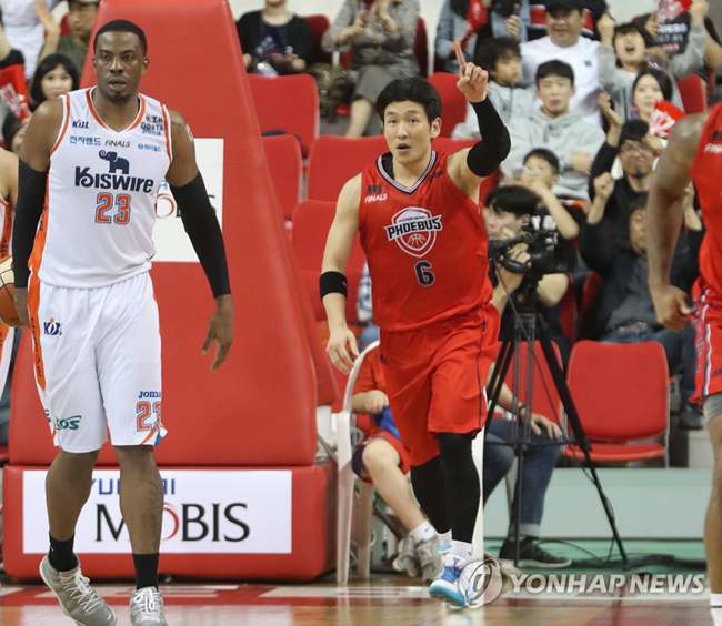 (울산=연합뉴스) 21일 오후 울산 동천체육관에서 열린 2018-2019 SKT 5GX 프로농구 울산 현대모비스와 인천 전자랜드의 챔피언결정전 5차전. 현대모비스 양동근이 득점 후 손가락을 들어 보이며 백코트하고 있다. 2019.4.21