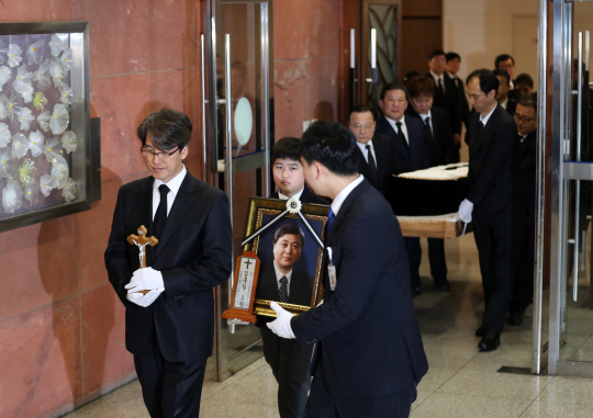 23일 오전 서울 서대문구 신촌 세브란스병원 장례식장에서 고 김홍일 전 국회의원 발인식이 엄수되고 있다.  연합뉴스