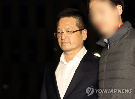 (서울=연합뉴스) 김학의 전 법무부 차관 사건 핵심 피의자인 건설업자 윤중천 씨가 지난 19일 밤 구속영장 기각으로 풀려나 송파구 서울동부구치소를 나서 차량으로 향하고 있다.