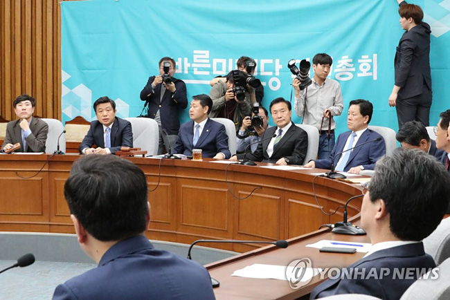 (서울=연합뉴스) 23일 국회에서 열린 바른미래당 의원총회에서 당직자들이 떨어진 현수막을 바로 세우고 있다. 2019.4.23