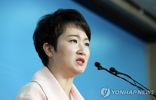 (서울=연합뉴스) 바른미래당 이언주 의원이 23일 오후 국회 정론관에서 긴급 기자회견을 하고 있다.